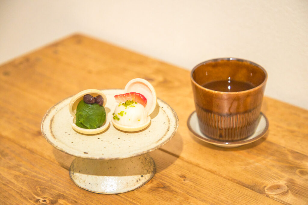 季節の生菓子とお茶セットの写真